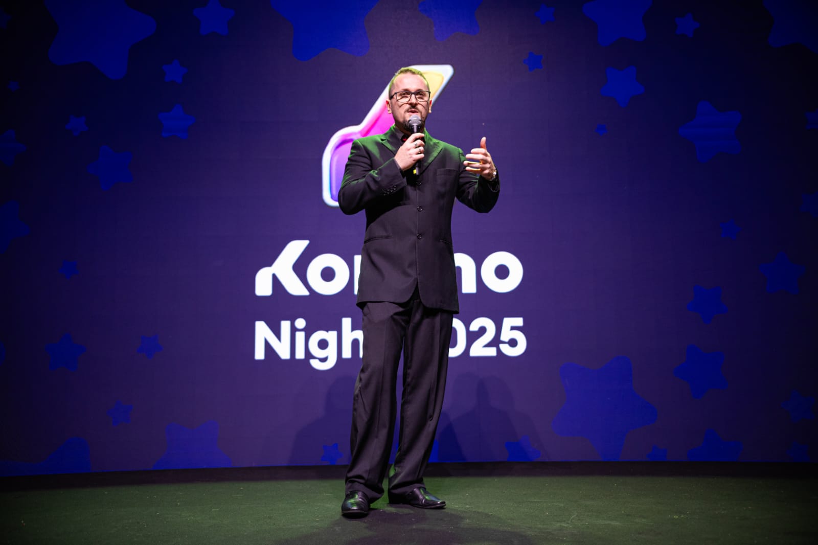 Marco Cordeiro, fundador da Help Estratégias Digitais, no palco de um evento da Kommo